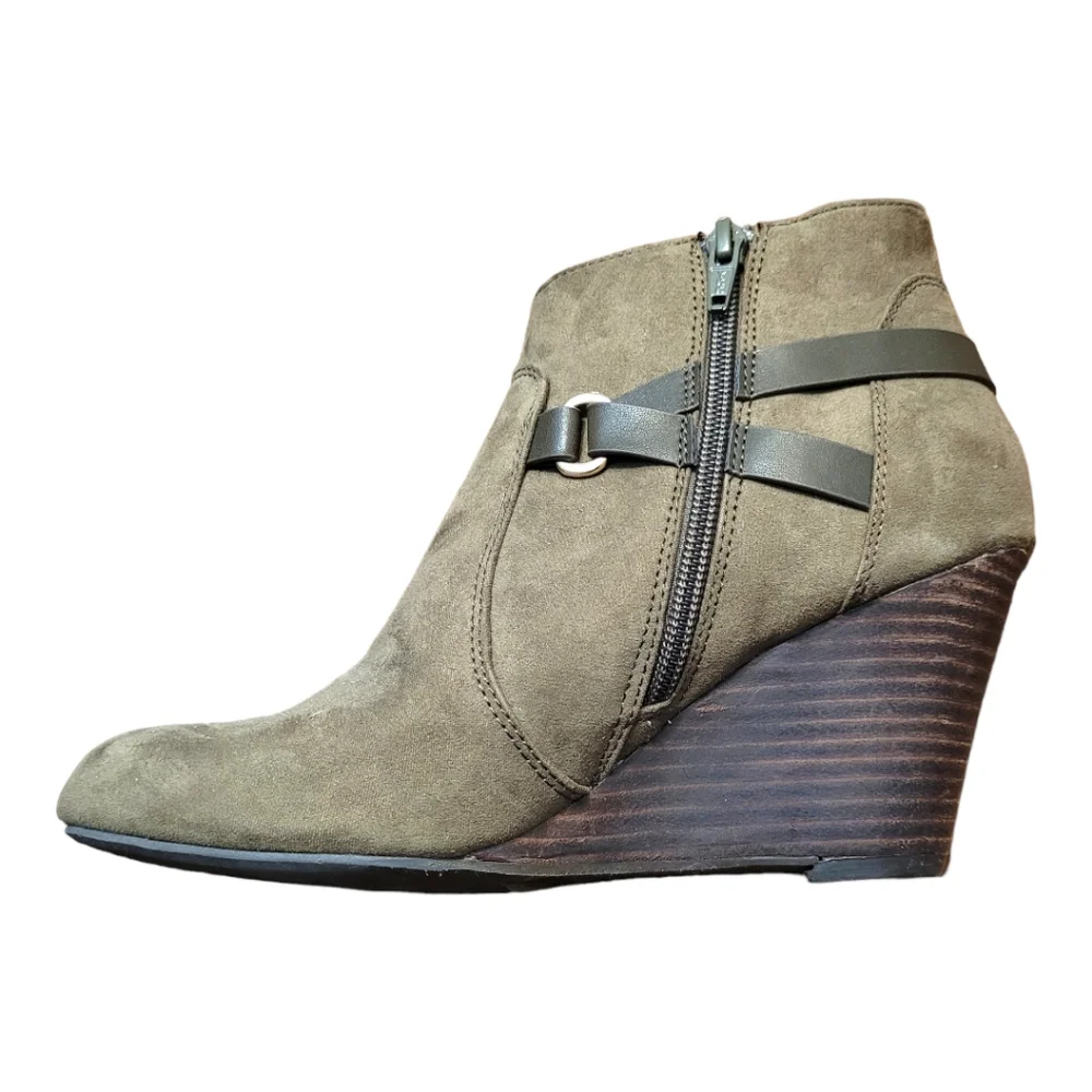 Report Galiana Wedge Booties NWOT Faux Suede Olive Green Wedge Boots Size 7.5